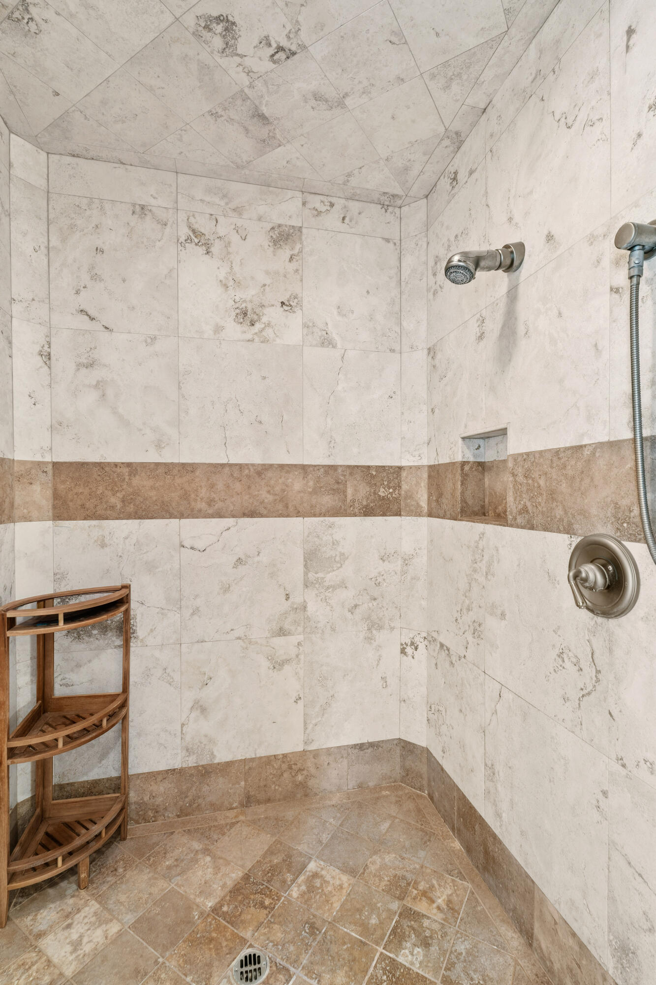 17995 North Course Lane, Unit 8 Sunriver, OR 97707 - Photo 24 of 44 Primary shower