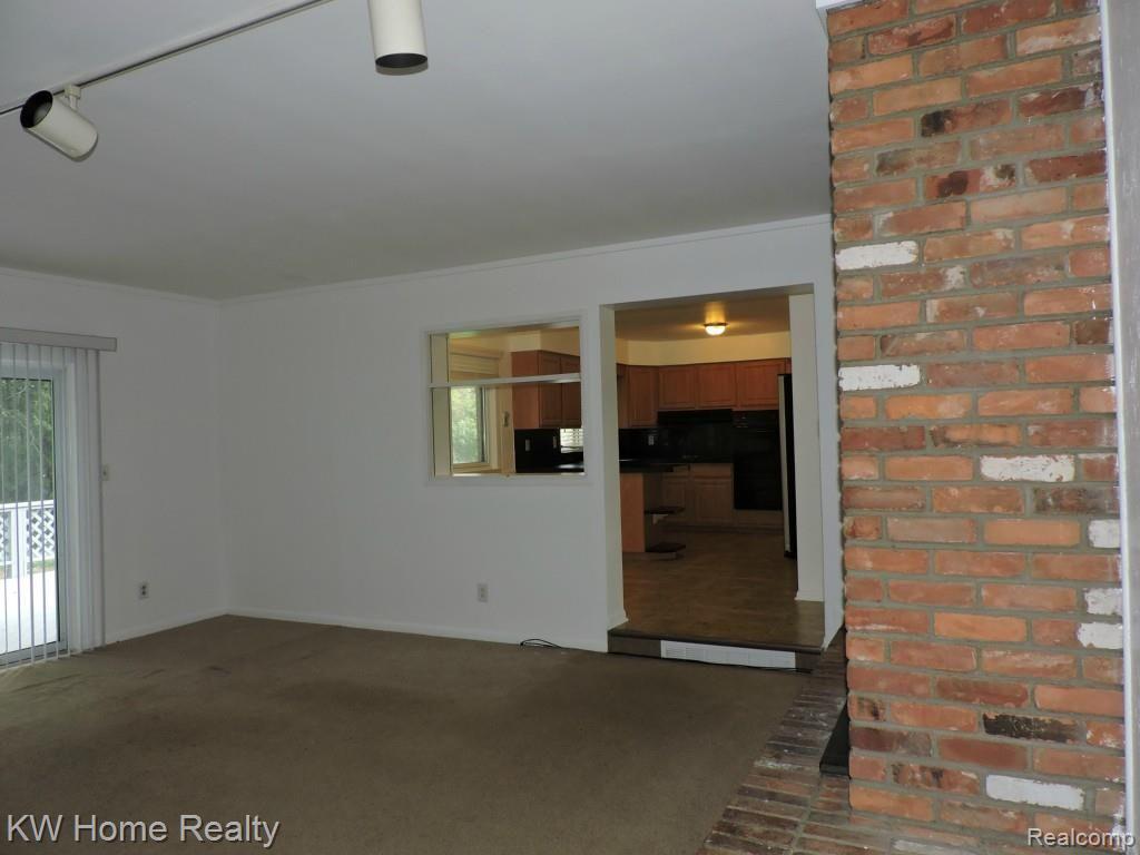 7163 Stonebrook Road West Bloomfield, MI 48322 - Photo 23 of 46 FamRm to Kitchen.jpg