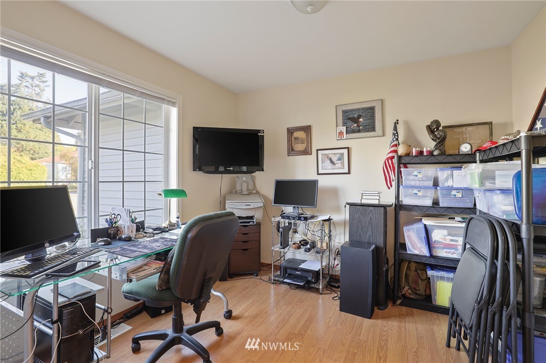 302 South Cabot Road Everett, WA 98203 - Photo 4 of 19