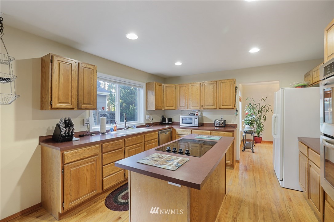 302 South Cabot Road Everett, WA 98203 - Photo 6 of 19