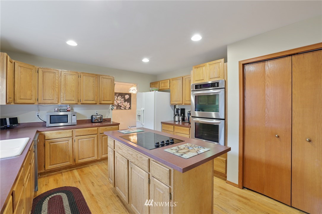 302 South Cabot Road Everett, WA 98203 - Photo 7 of 19