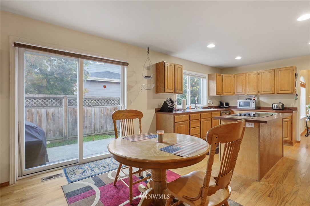 302 South Cabot Road Everett, WA 98203 - Photo 8 of 19