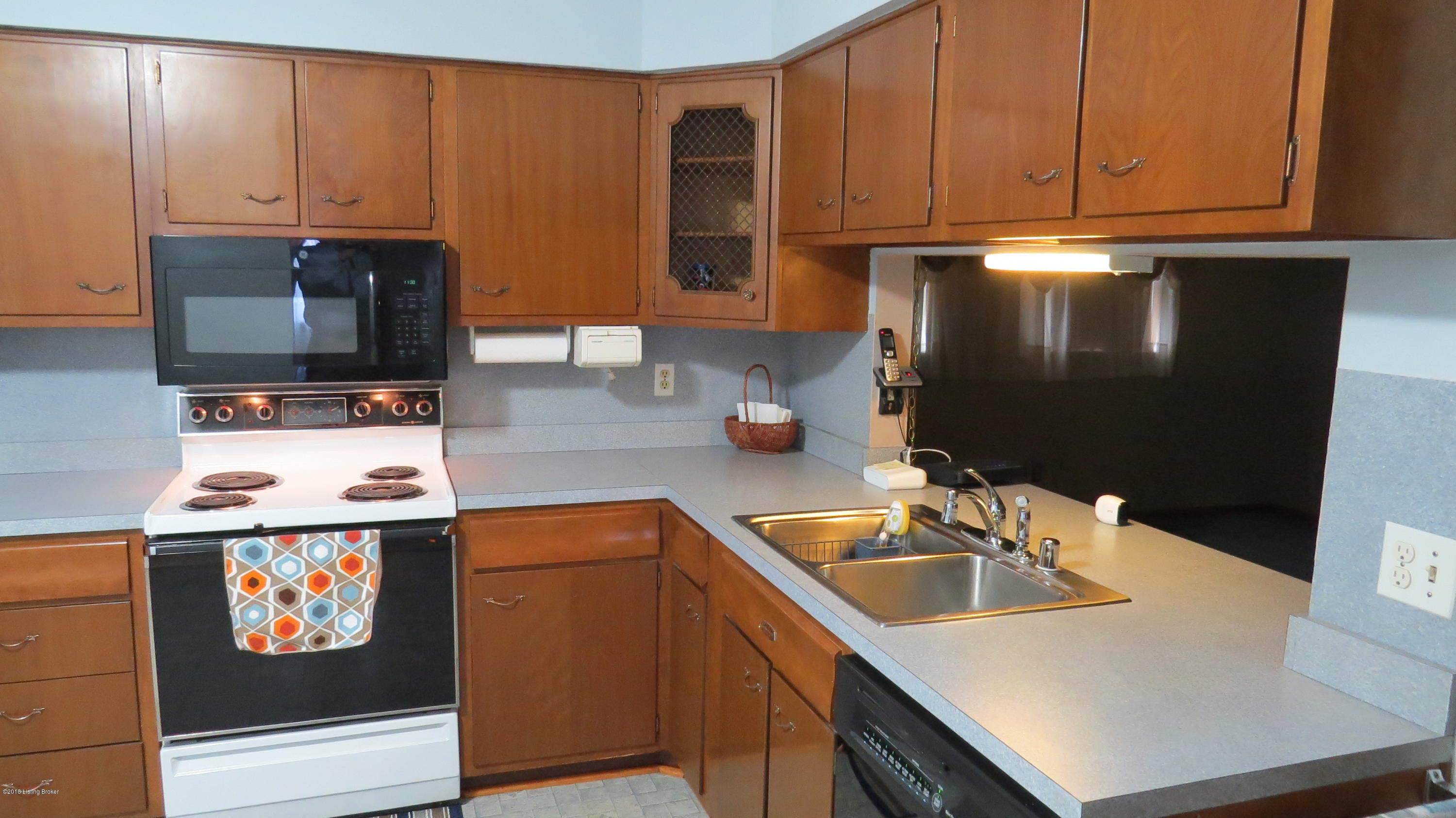 4502 Lambert Road Louisville, KY 40219 - Photo 6 of 28 IMG_0001