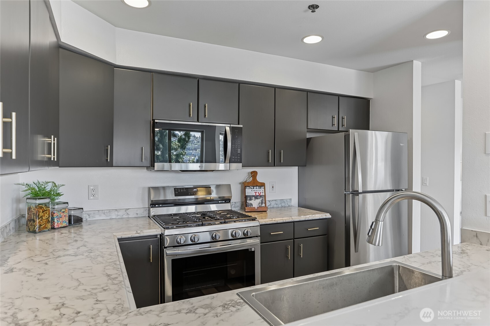 701 Galer Street, Unit 813 Seattle, WA 98109 - Photo 14 of 40