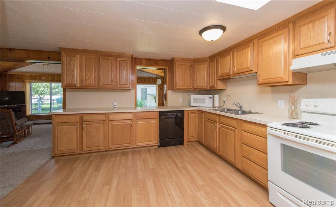 217 Reymont Road Waterford, MI 48327 - Photo 18 of 30 Oodles of Counter Space and Storage