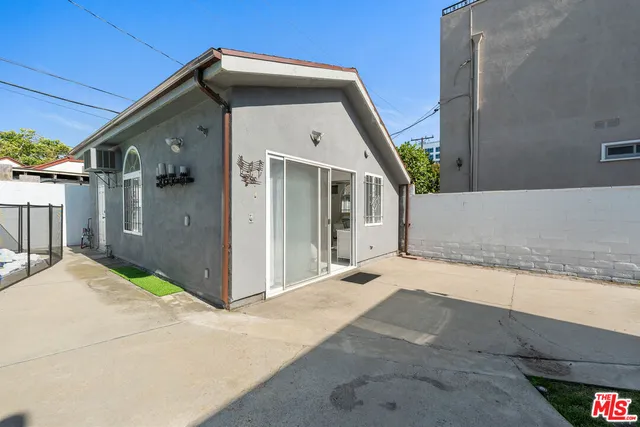 $2,595,000 | 140 North Carson Road, Beverly Hills, CA 90211