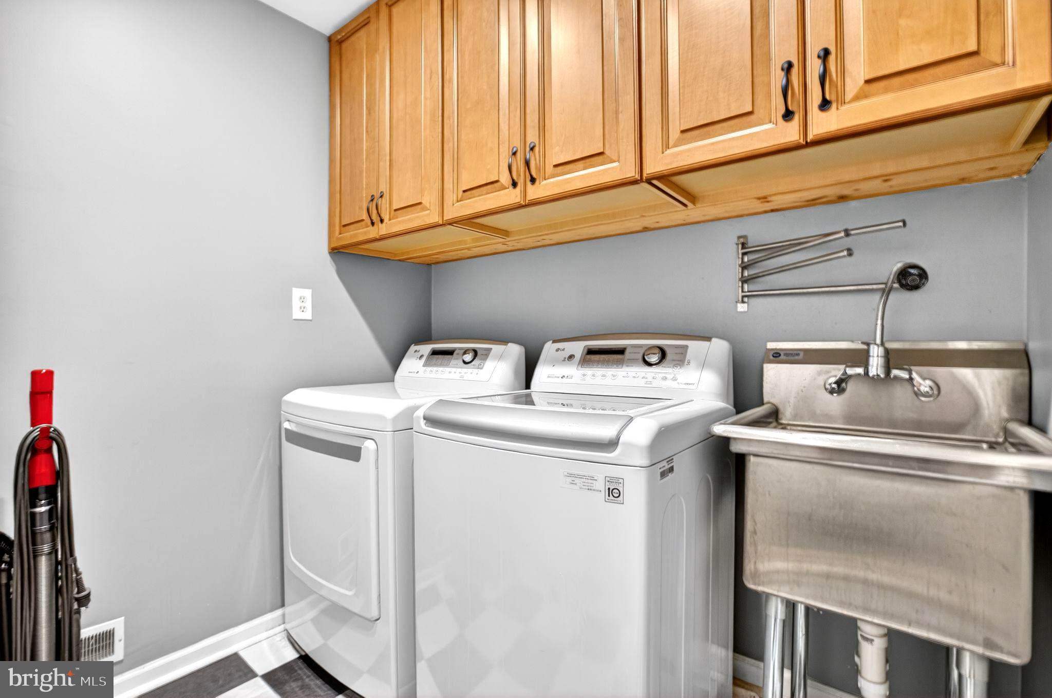 8084 Station Road Manassas, VA 20111 - Photo 13 of 55 Laundry room with utility sink/cabinets