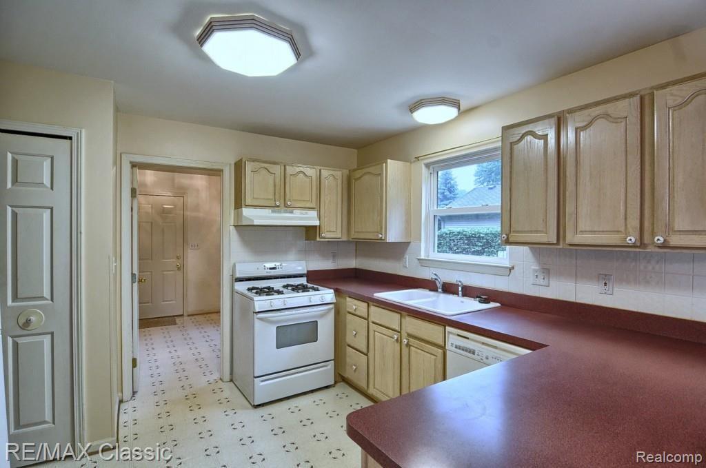 19778 Merriman Road Livonia, MI 48152 - Photo 11 of 27 Kitchen_3rd_View.jpg