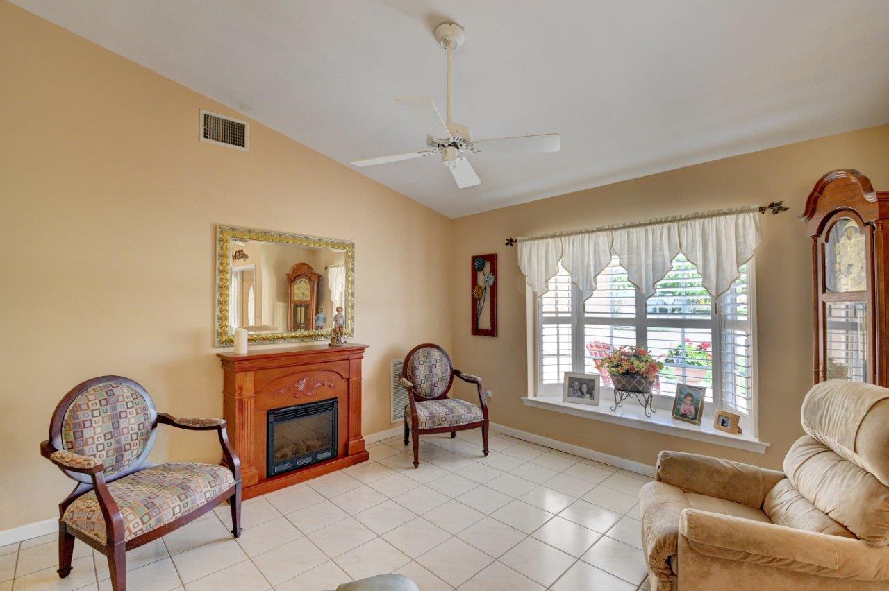 101 Southwest 15th Avenue Boca Raton, FL 33486 - Photo 8 of 43 Living Room
