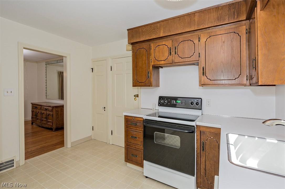 2355 Ashurst Road Cleveland, OH 44118 - Photo 11 of 35