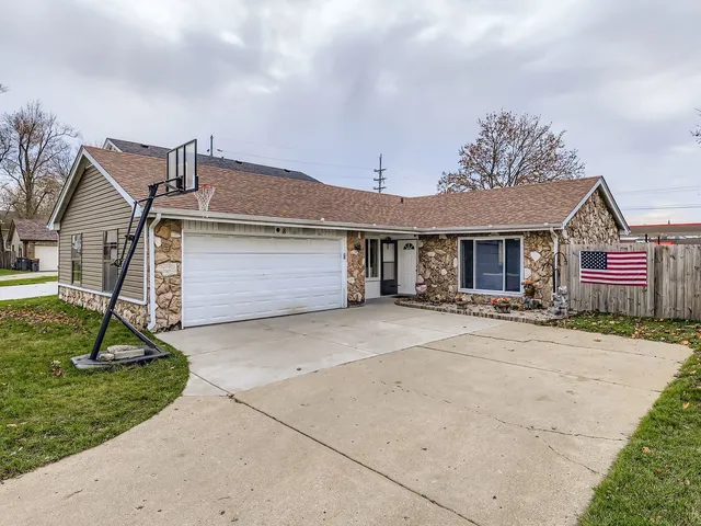 $314,900 | 8 Southbury Court, Streamwood, IL 60107