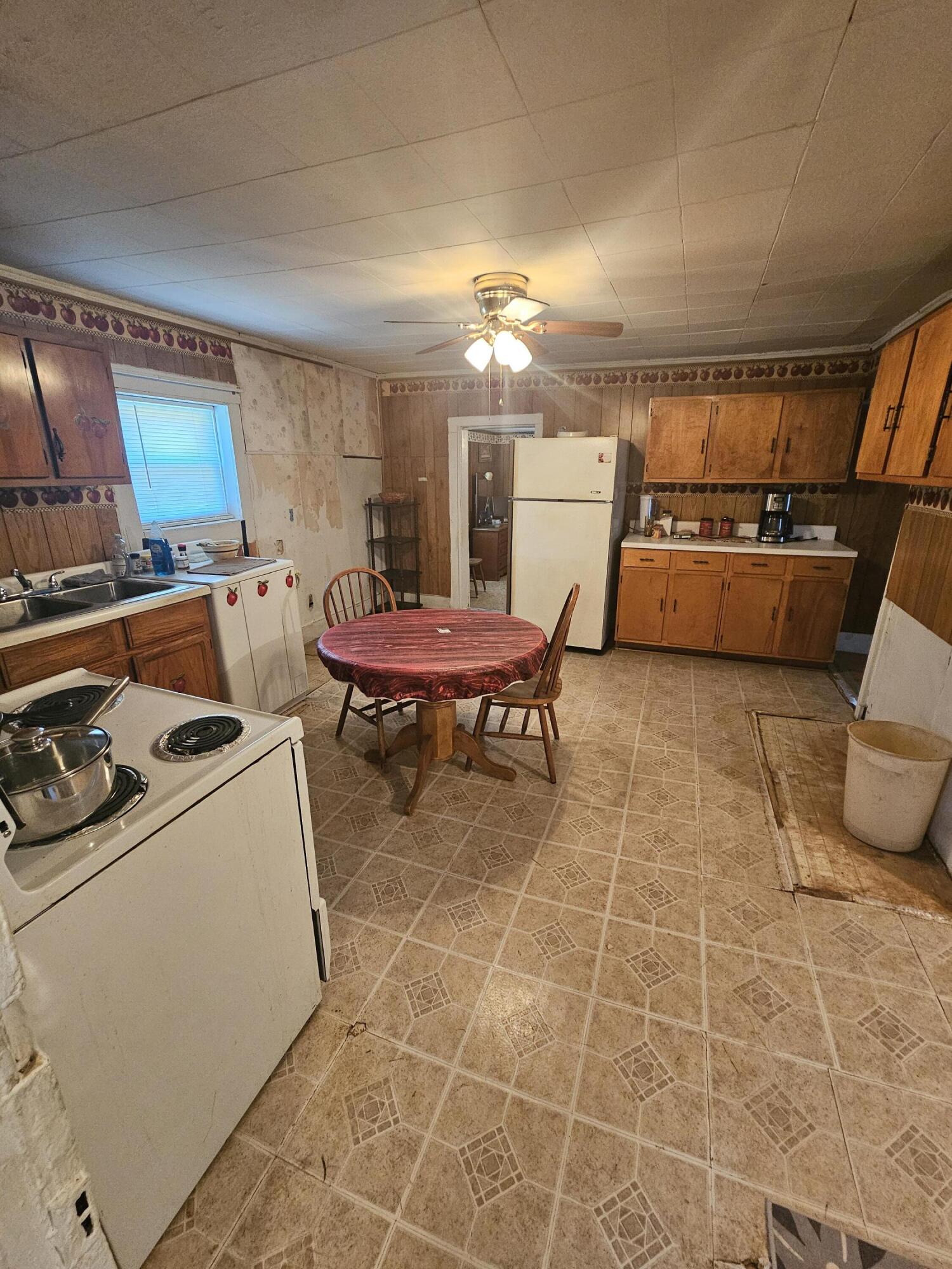 105 Samps Hollow Road Elizabethton, TN 37643 - Photo 12 of 27 20231207_135243