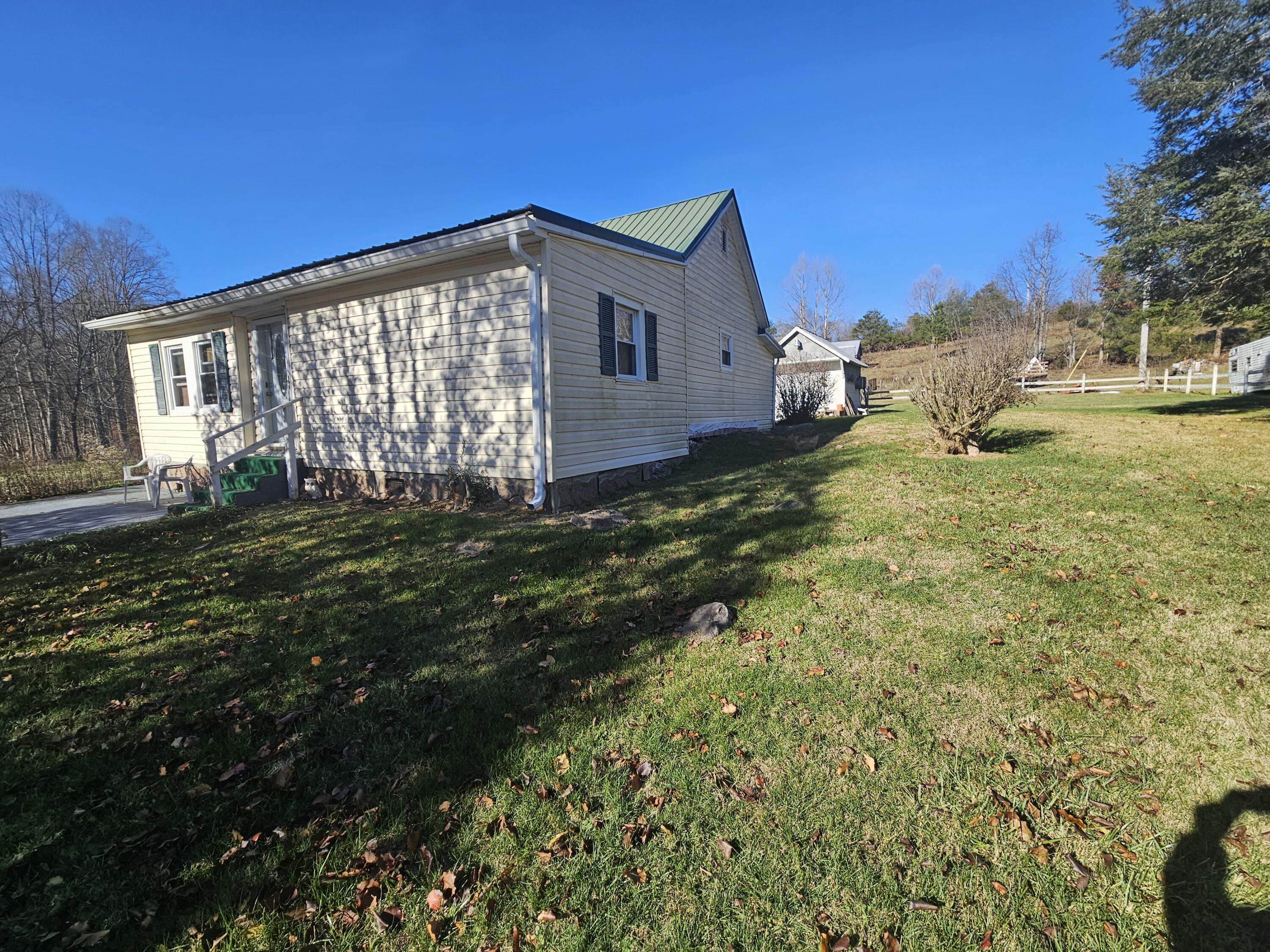 105 Samps Hollow Road Elizabethton, TN 37643 - Photo 3 of 27 20231207_135735