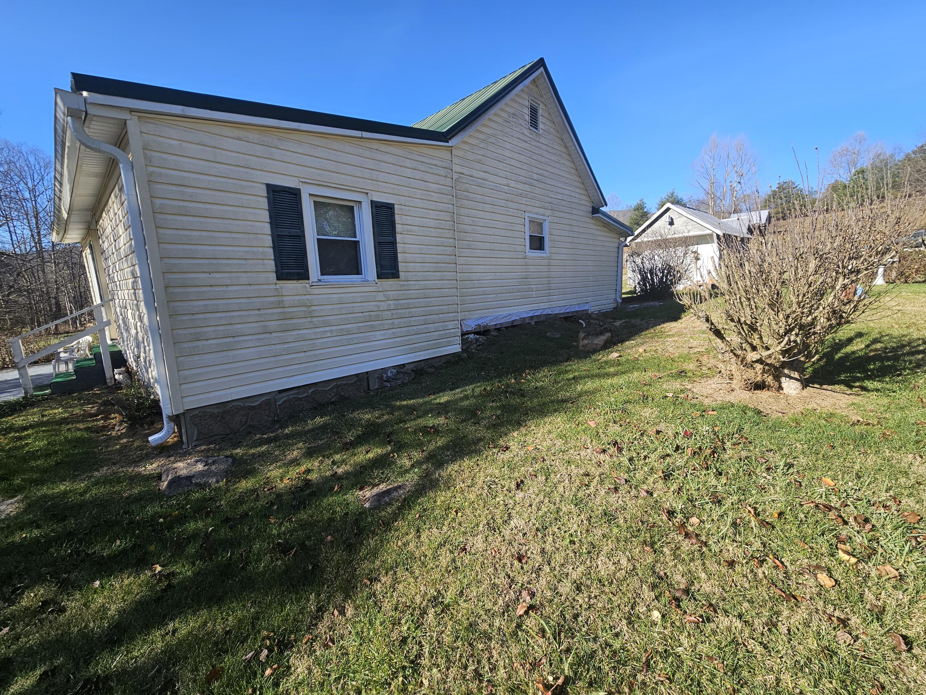105 Samps Hollow Road Elizabethton, TN 37643 - Photo 4 of 27 20231207_135741