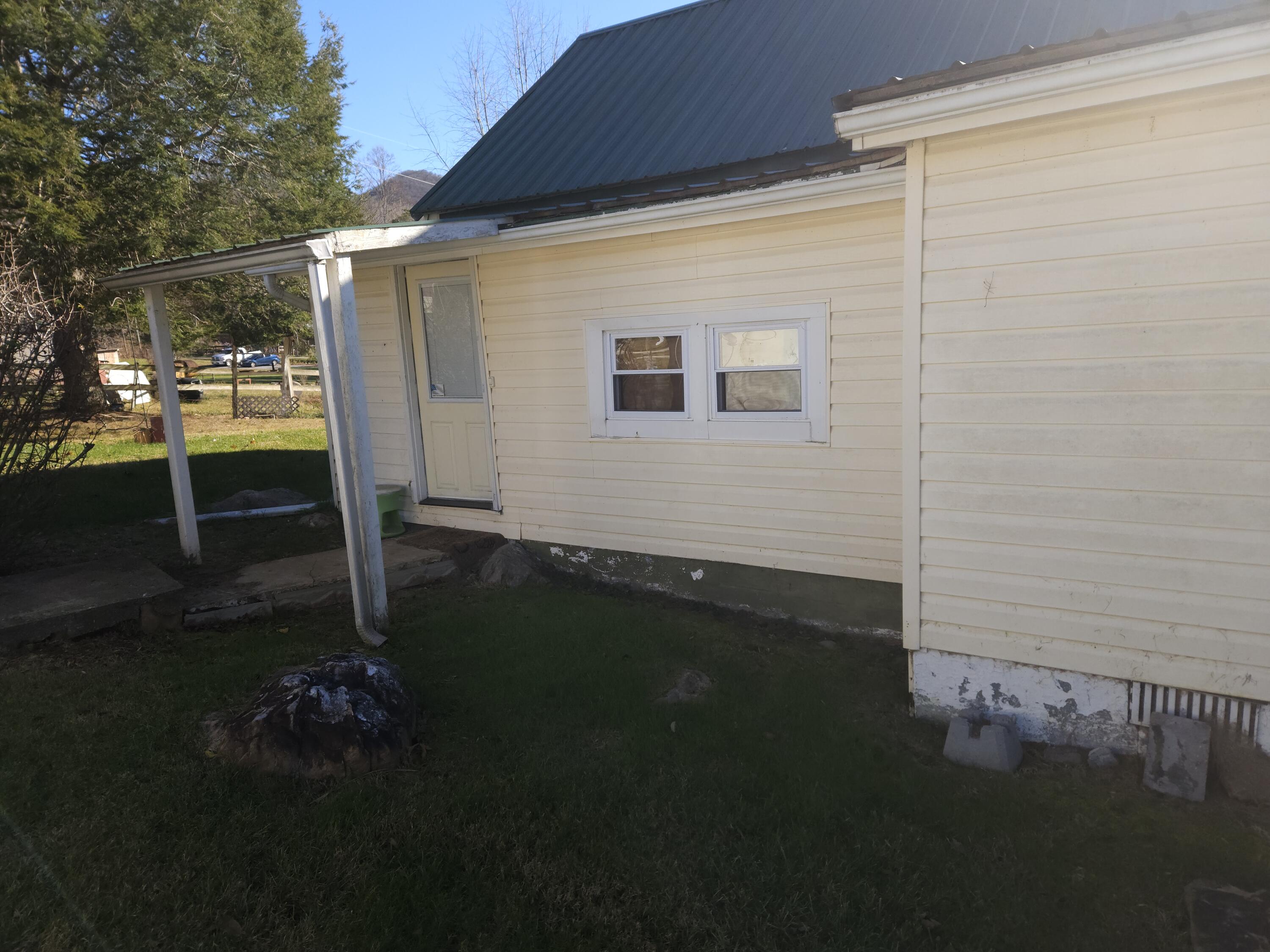 105 Samps Hollow Road Elizabethton, TN 37643 - Photo 8 of 27 20231207_140208