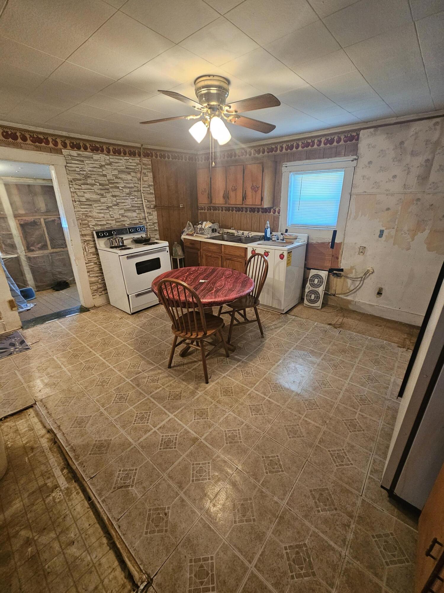 105 Samps Hollow Road Elizabethton, TN 37643 - Photo 10 of 27 20231207_135253