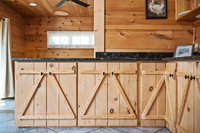 a view of a back yard