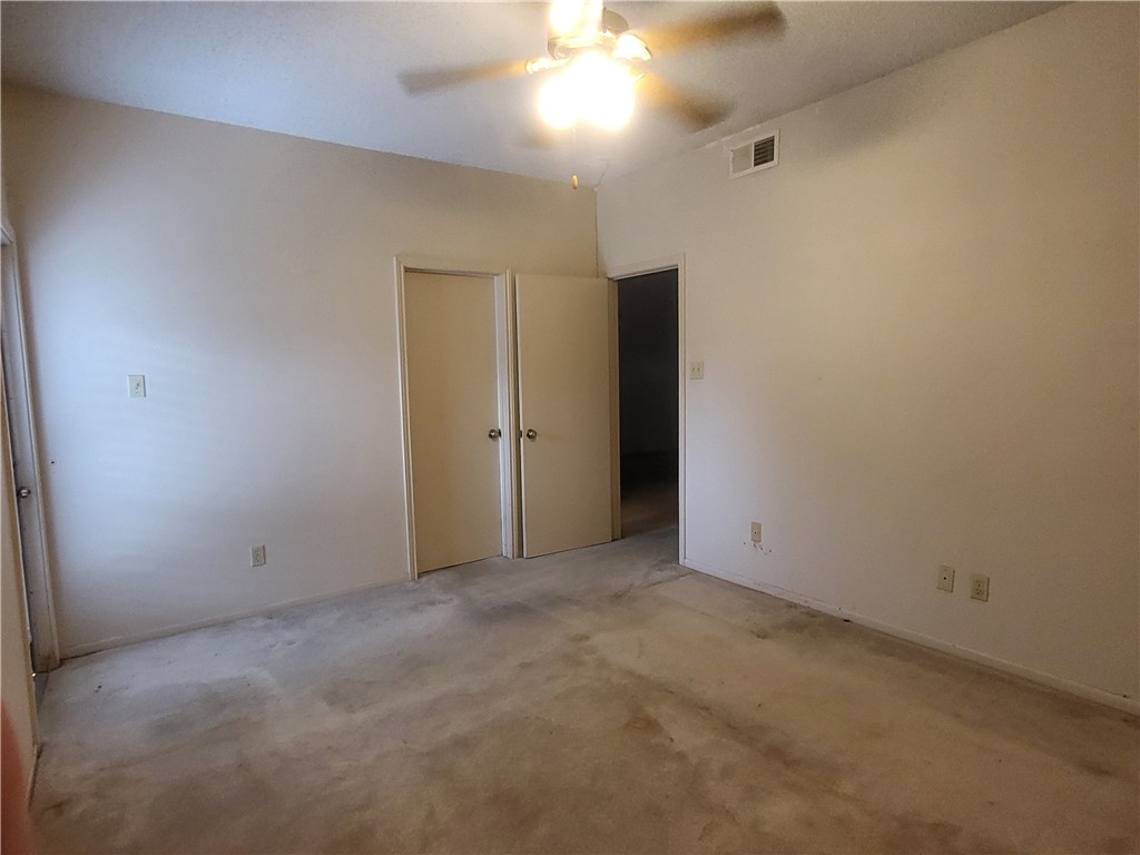 3025 Quail Springs Road, Unit L2 Corpus Christi, TX 78414 - Photo 12 of 19 an empty room with a ceiling fan and closet area