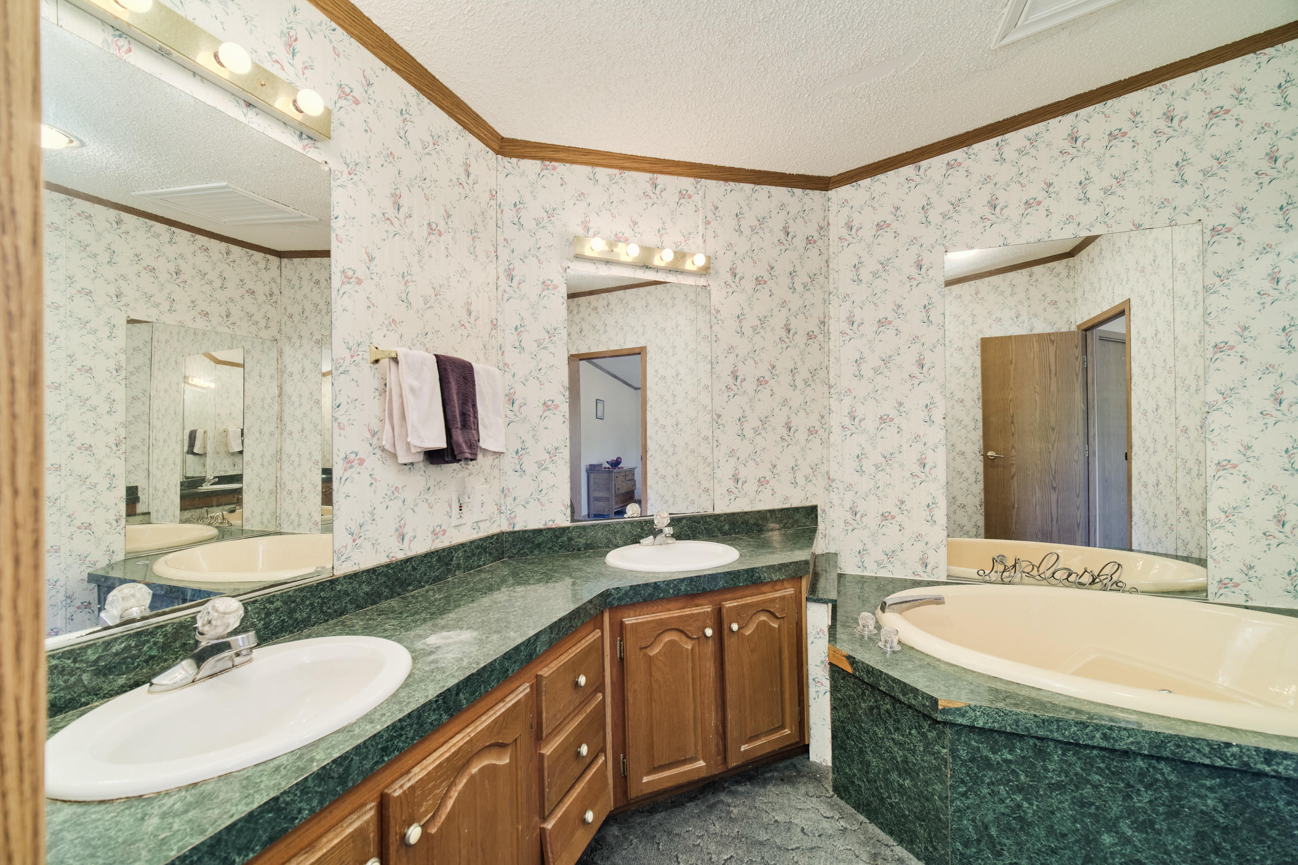 2606 South County Line Road Manistee, MI 49660 - Photo 20 of 49 Master Bathroom