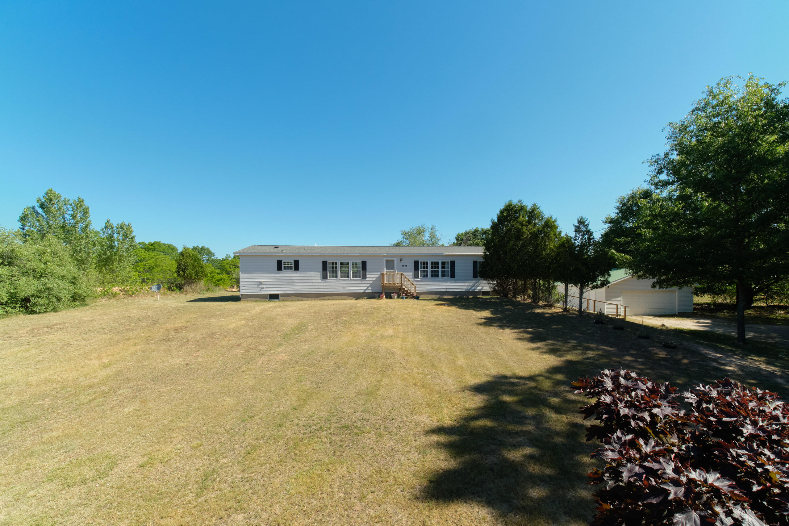 2606 South County Line Road Manistee, MI 49660 - Photo 2 of 49 Front yard