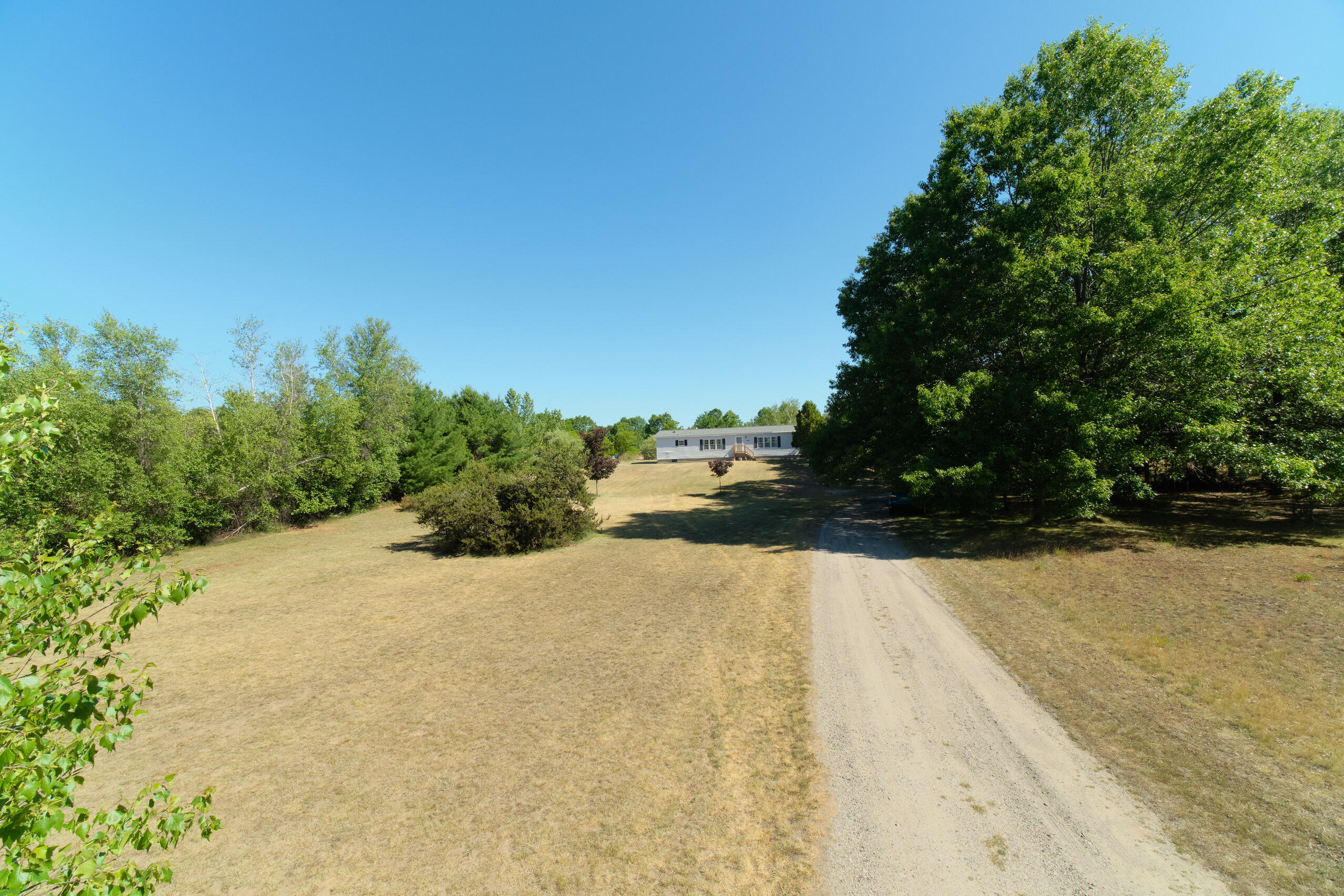 2606 South County Line Road Manistee, MI 49660 - Photo 34 of 49 Driveway