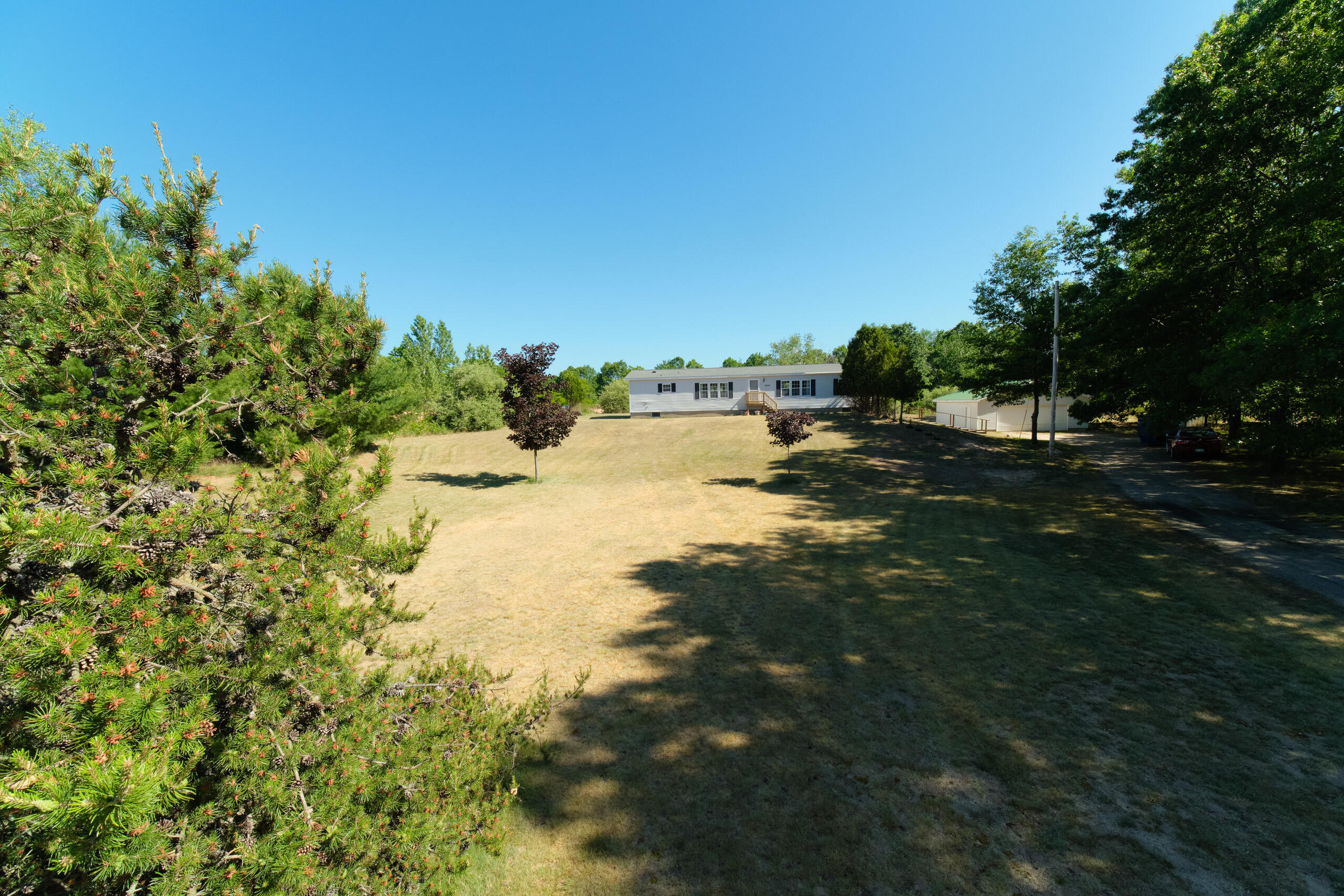 2606 South County Line Road Manistee, MI 49660 - Photo 35 of 49 Front yard