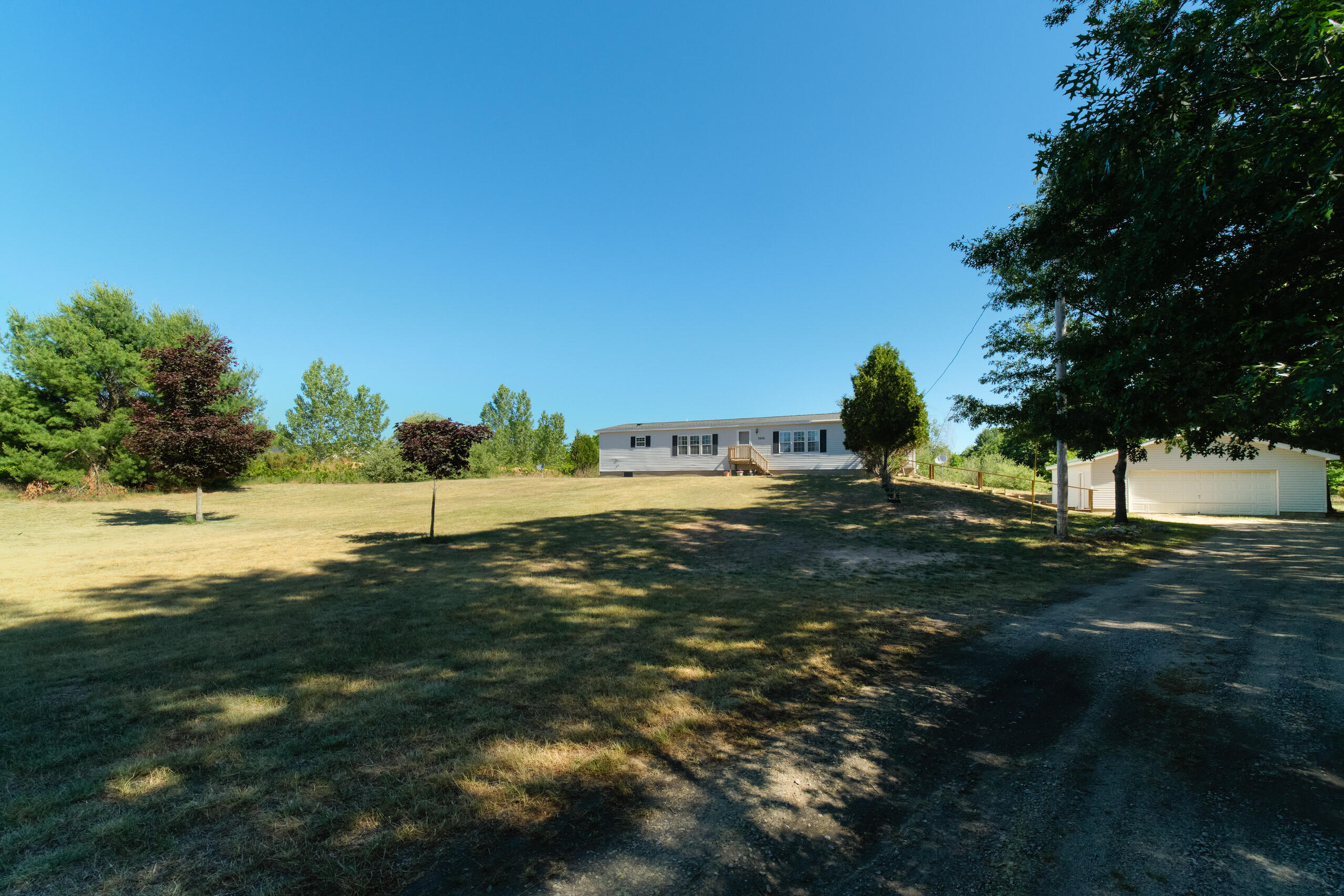 2606 South County Line Road Manistee, MI 49660 - Photo 36 of 49 Front yard