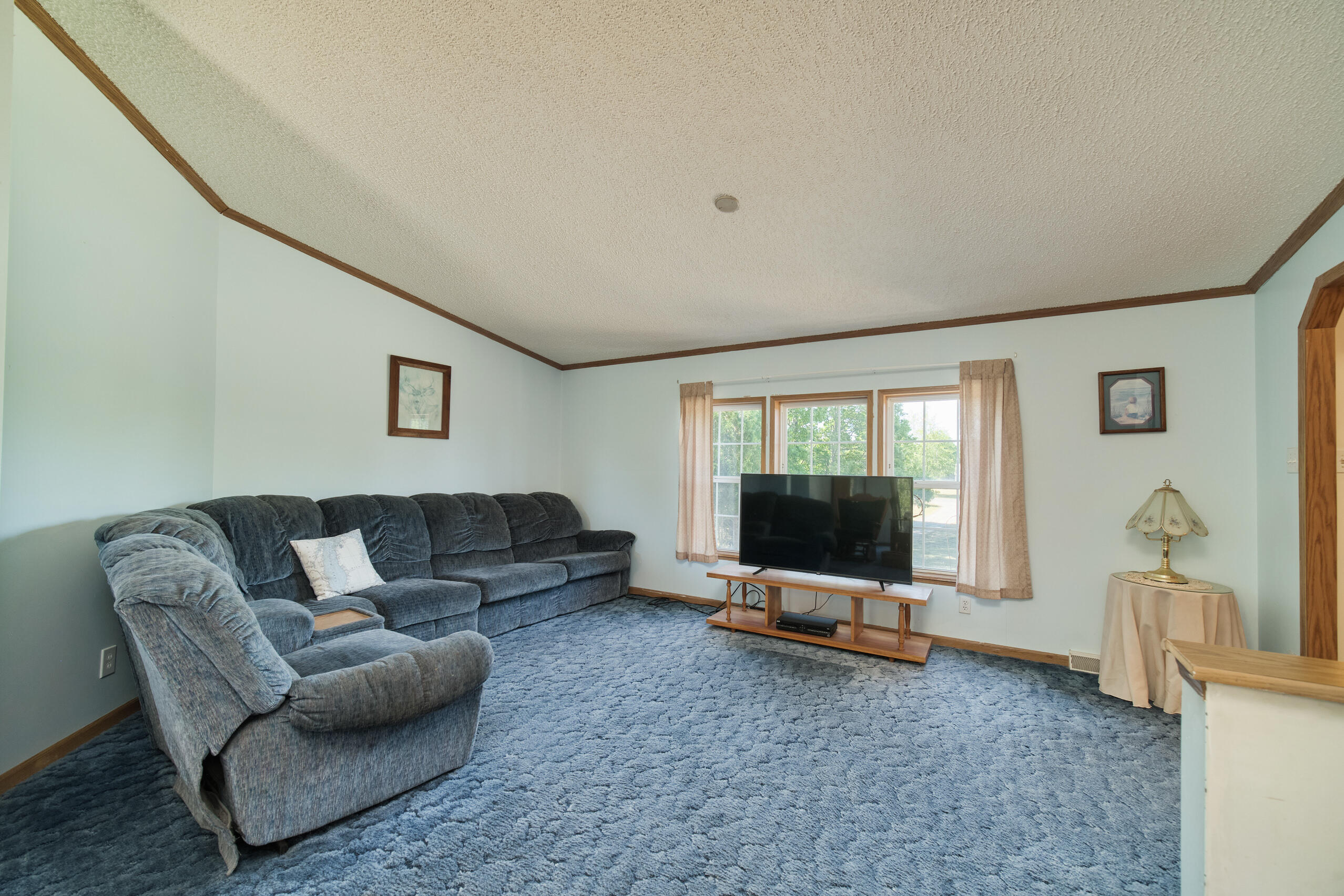 2606 South County Line Road Manistee, MI 49660 - Photo 4 of 49 Living Room
