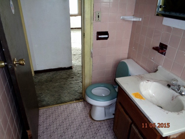 292 West Cermak Road Braidwood, IL 60408 - Photo 12 of 25 a bathroom with a sink and toilet