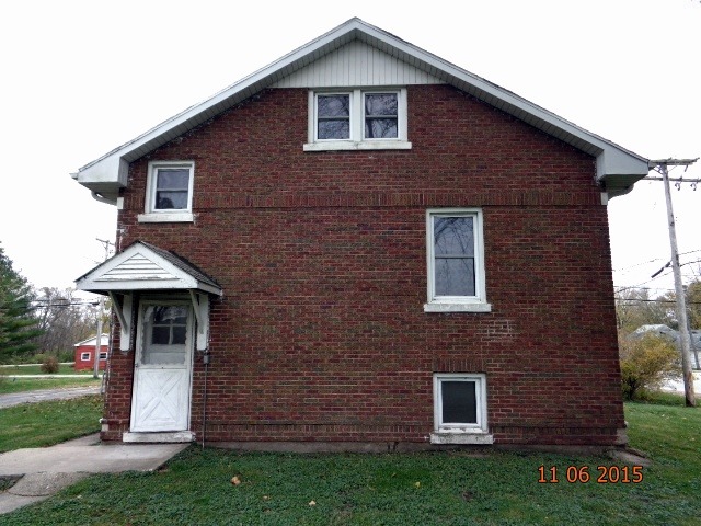 292 West Cermak Road Braidwood, IL 60408 - Photo 2 of 25 a front view of a house with garden