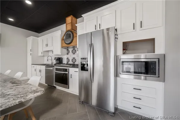 $674,900 | 801 East 10th Street, Jeffersonville, IN 47130