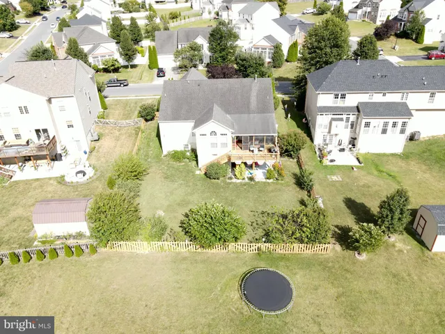 a view of residential houses with yard