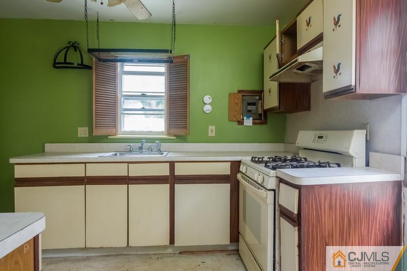 385 Florida Grove Road Perth Amboy, NJ 08861 - Photo 8 of 13 a kitchen with a stove and a microwave