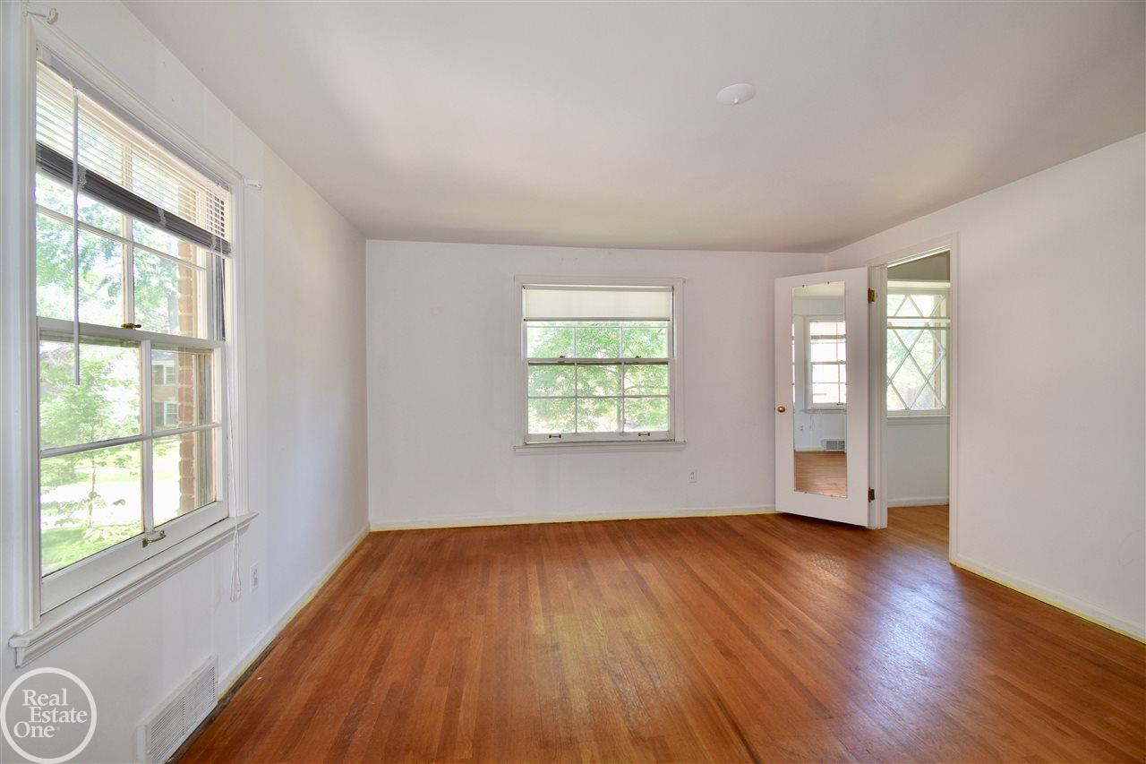 1699 Severn Road Grosse Pointe, MI 48236 - Photo 18 of 28 31384955-17.JPG