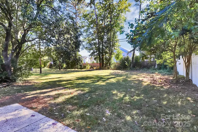 a view of a house with backyard