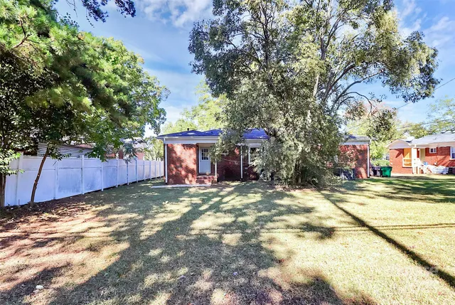a view of a house with backyard