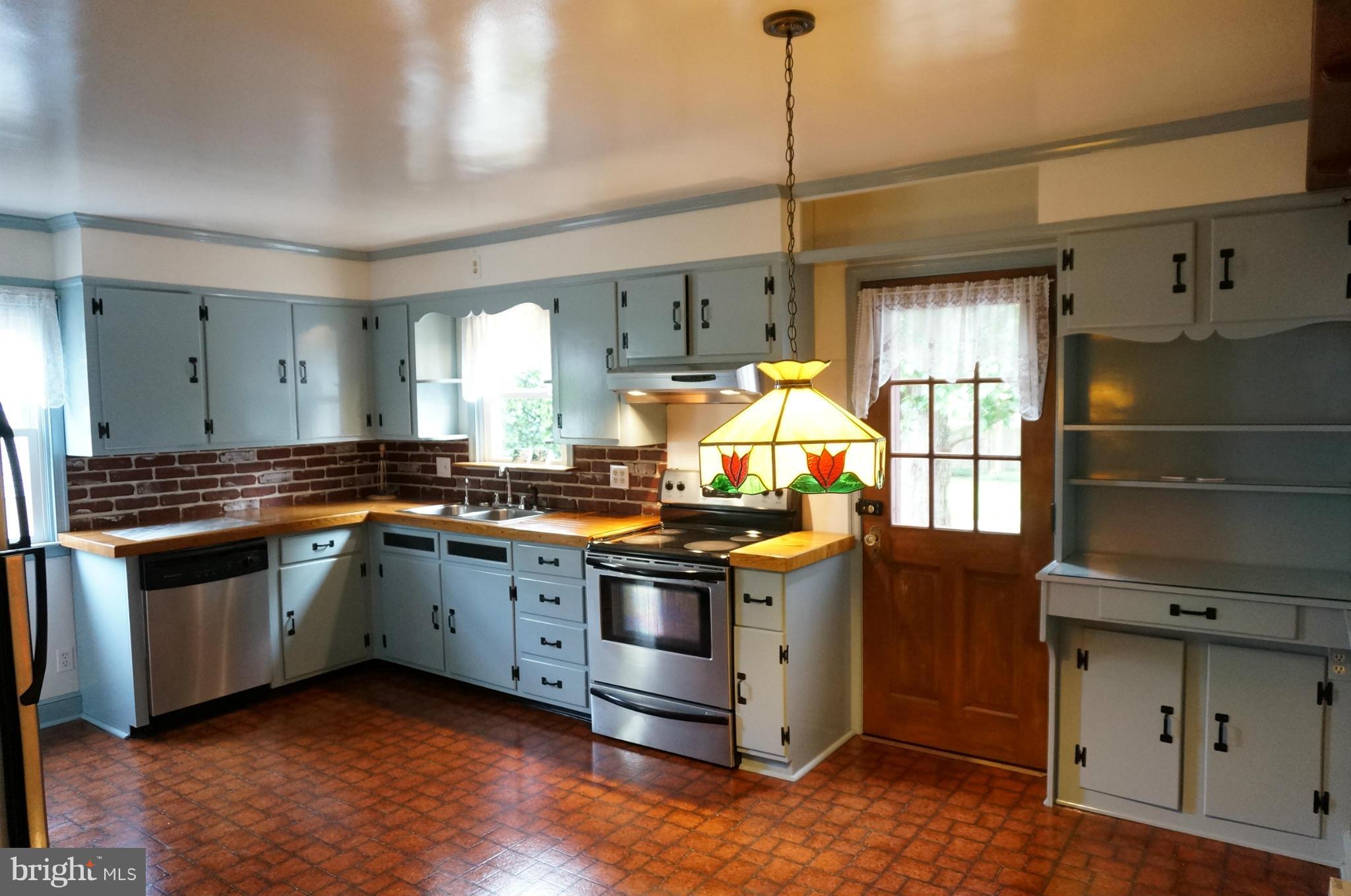 11306 Marbern Road Hagerstown, MD 21740 - Photo 12 of 30 Country Kitchen - Table Space - Lots Of Cabinets!