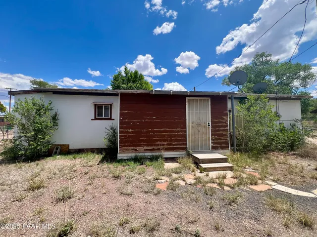 a front view of house with yard