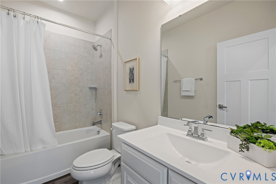 1817 German School Road Richmond, VA 23225 - Photo 28 of 39 Upstairs second full bathroom