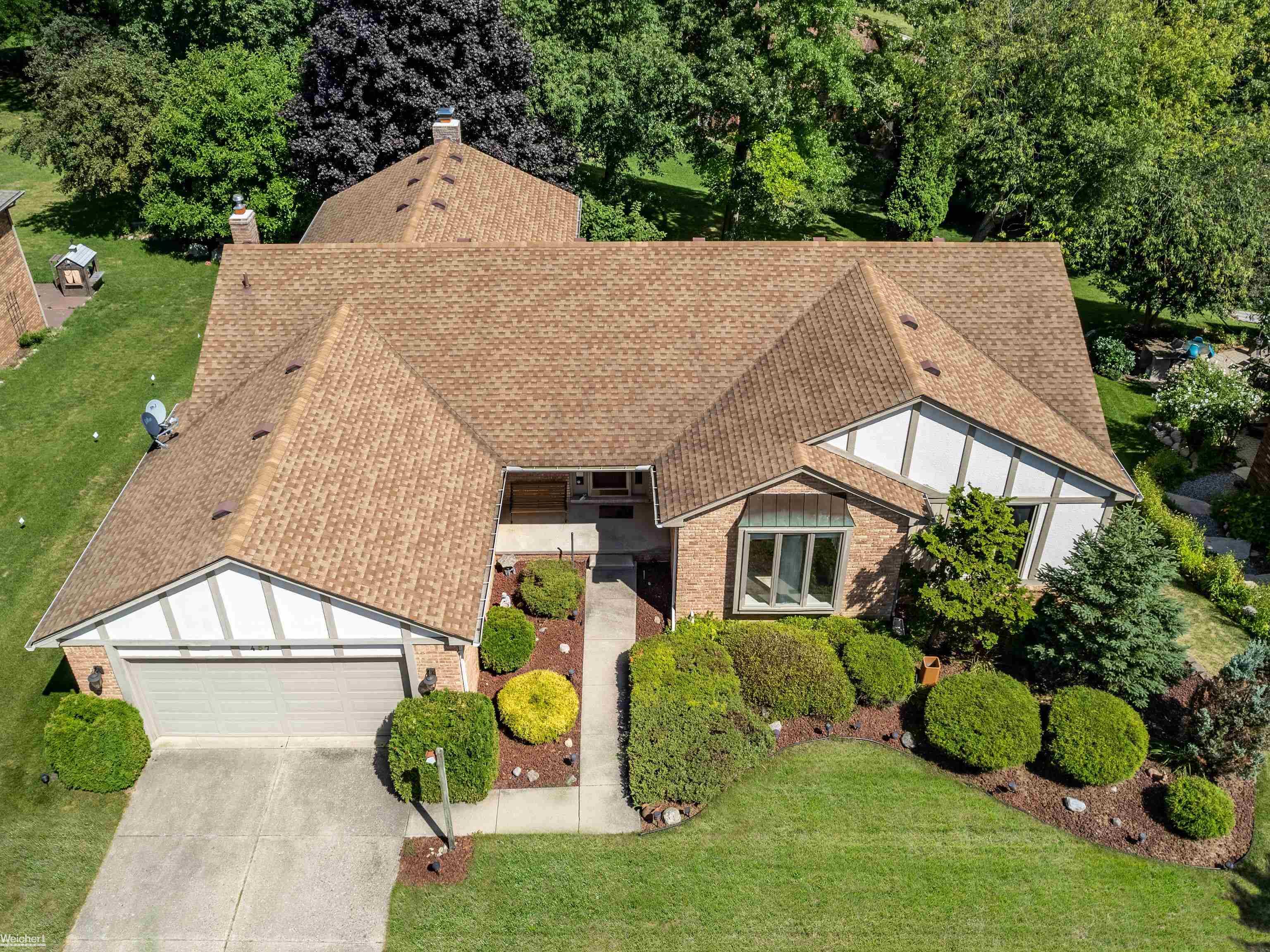 457 Lake Forest Road Rochester, MI 48309 - Photo 2 of 36 Summer Photo