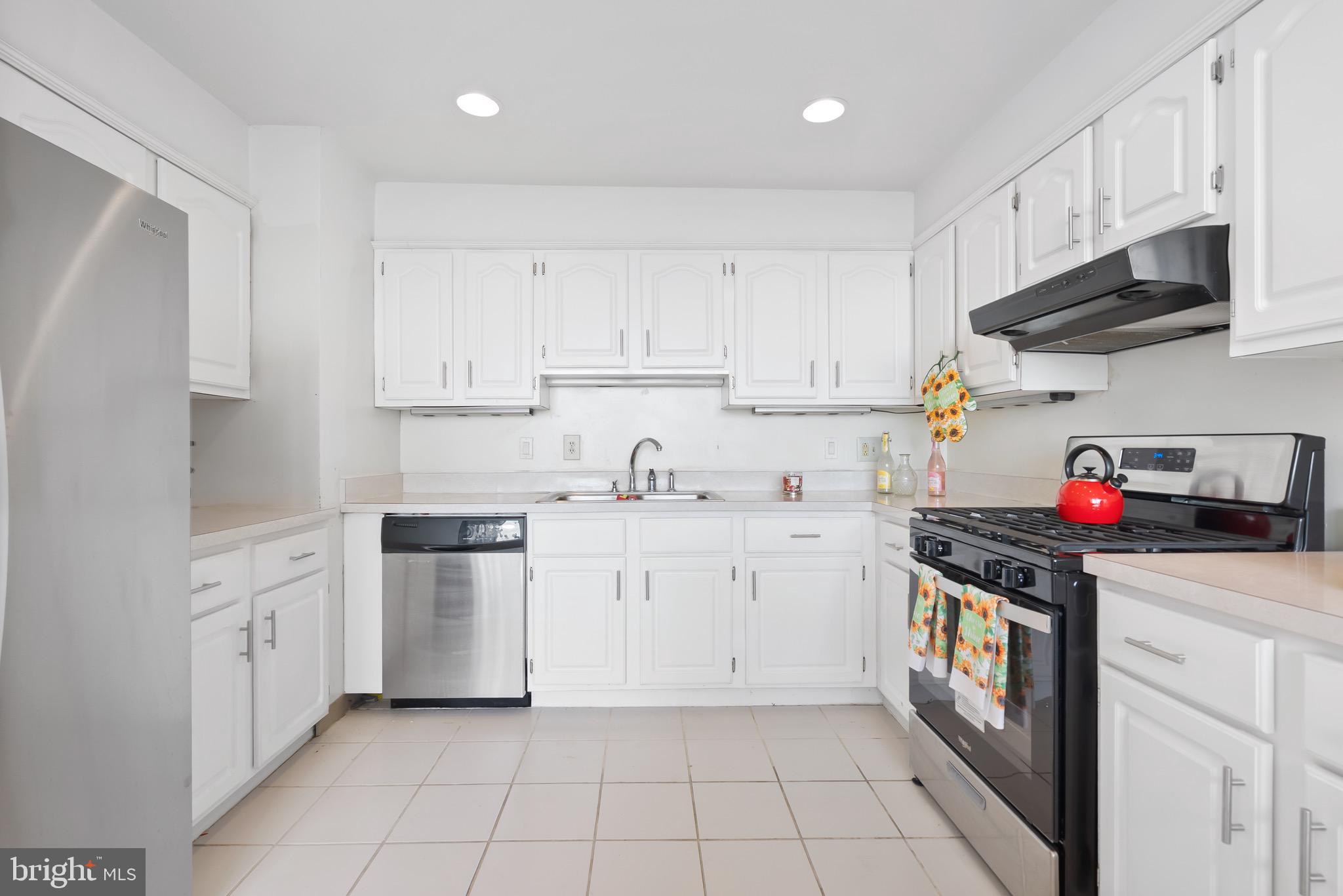 3900 West Ford Road, Unit 23C Philadelphia, PA 19131 - Photo 11 of 28 Modern Kitchen with Upgraded Appliances