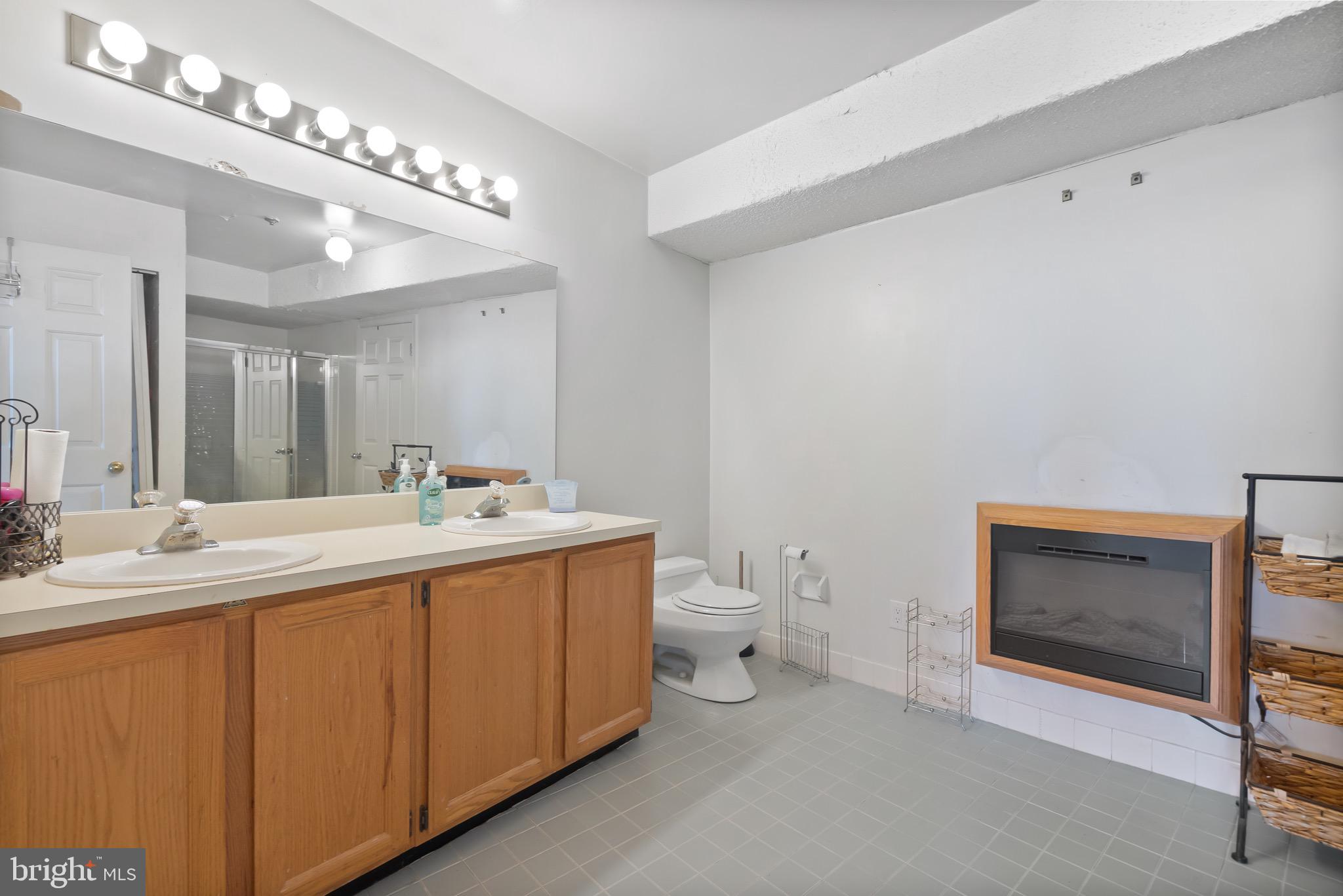3900 West Ford Road, Unit 23C Philadelphia, PA 19131 - Photo 18 of 28 Primary Bath