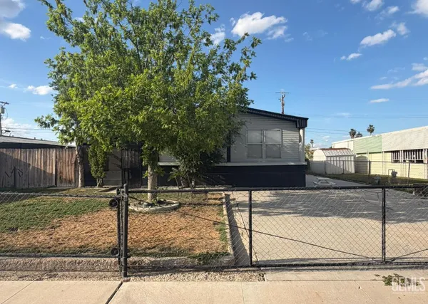 a view of a yard and front view of a house