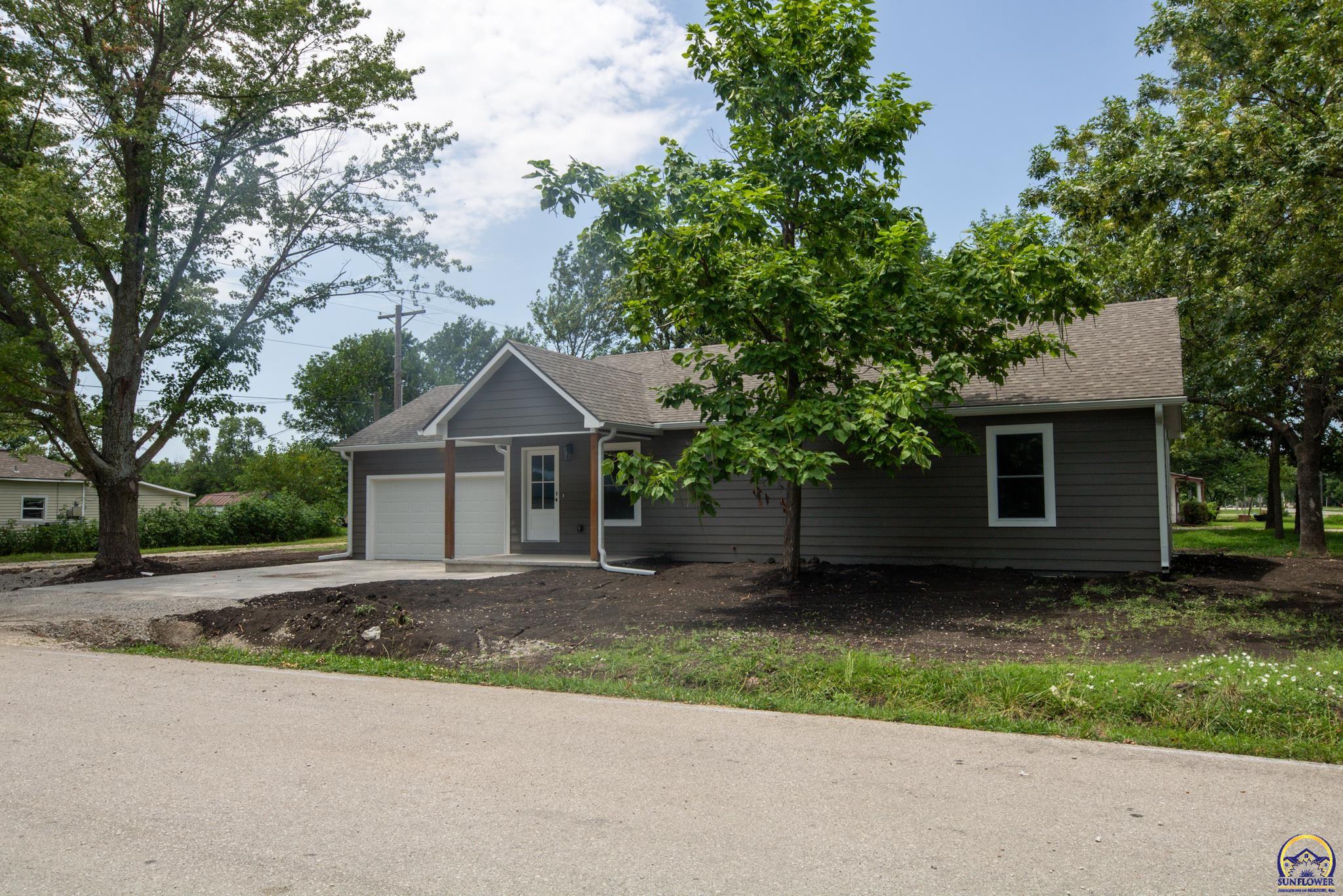 702 South 8th Street Burlington, KS 66839 - Photo 2 of 48