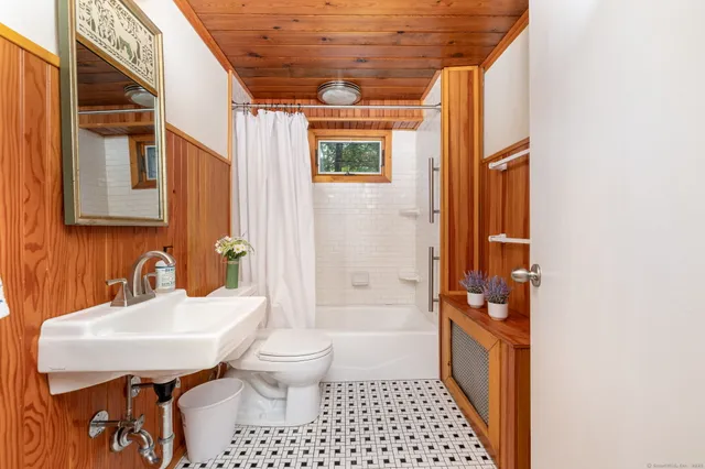 $665,000 | 154 Wilburs Lane, Guilford, CT 06437