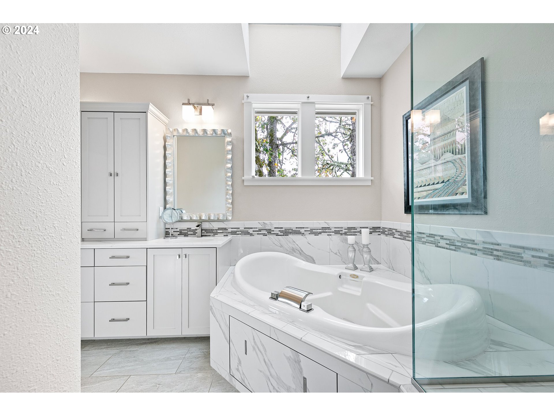 3321 Bentley Avenue Eugene, OR 97405 - Photo 21 of 48 a bathroom with a sink mirror and a bathtub