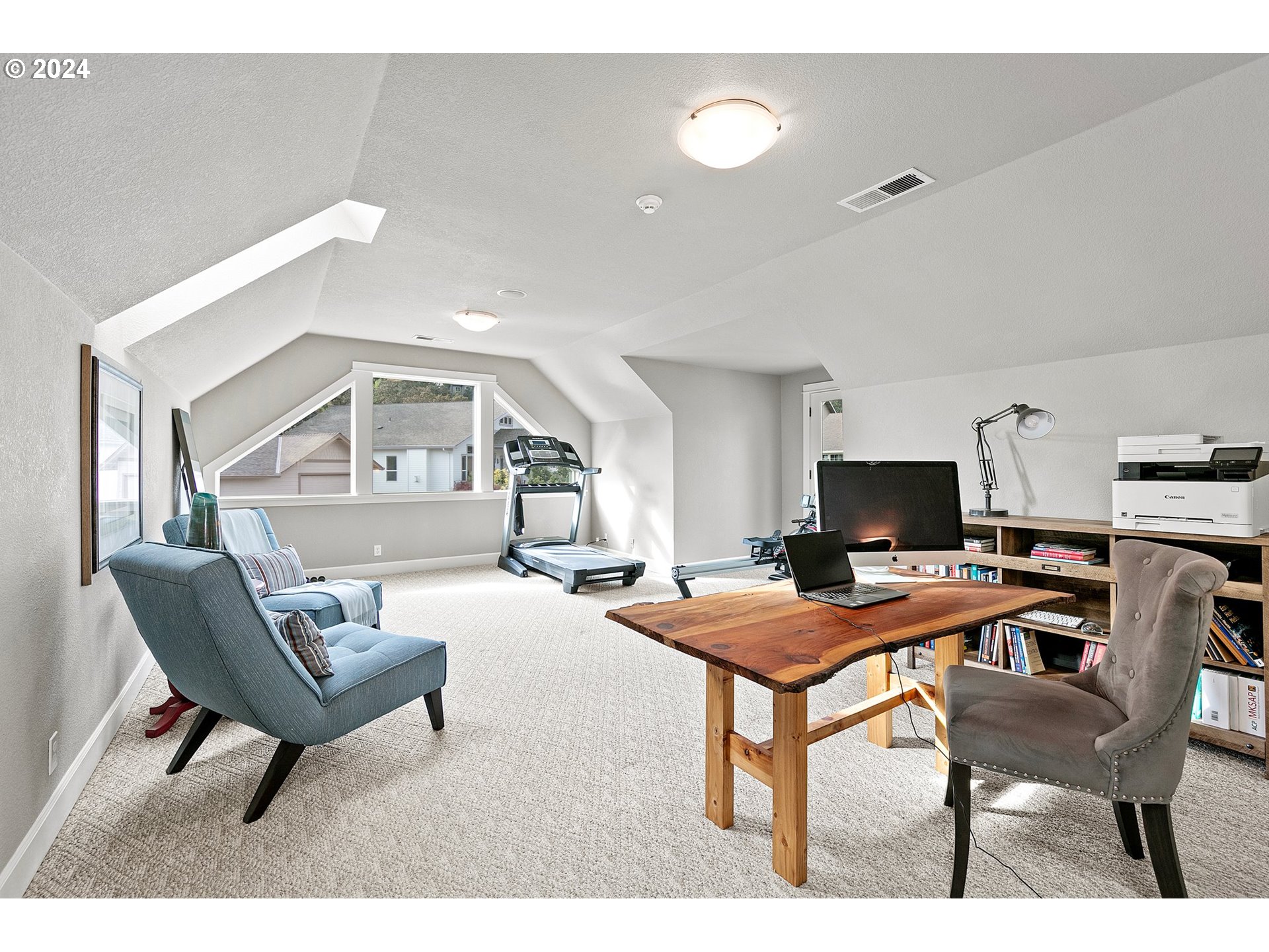 3321 Bentley Avenue Eugene, OR 97405 - Photo 34 of 48 a workspace with furniture and a table