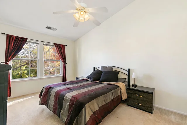 $308,900 | 323 Green Knoll Lane, Unit 323, Streamwood, IL 60107