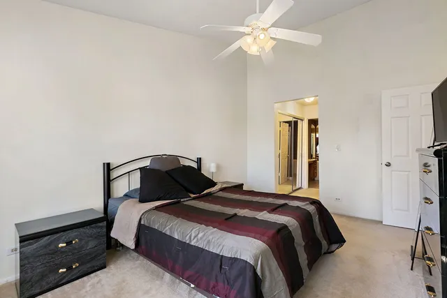 $308,900 | 323 Green Knoll Lane, Unit 323, Streamwood, IL 60107