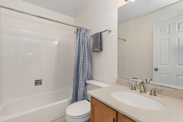 $308,900 | 323 Green Knoll Lane, Unit 323, Streamwood, IL 60107